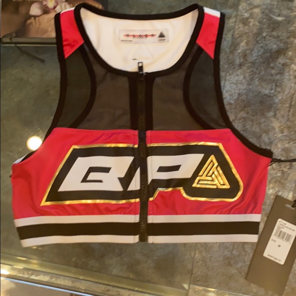 Black pyramid sports bra